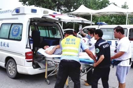 命懸一線牽動人心，救護車臨危不亂治病救人_